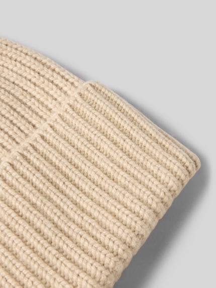 Produktfoto, grob gestrickte Mütze mit breitem Umschlag Modell 'Beky soft' von Someday, Material-Mix mit Viskose-Anteil, beige Textur.