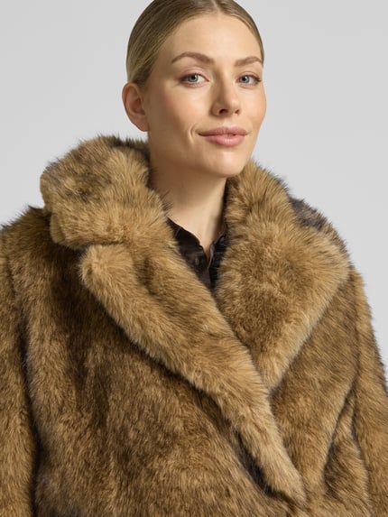 Frauenmodel trägt Jacke aus Kunstfell mit Reverskragen Modell 'ADWELL' von DRYKORN in Braun, Regular Fit, Nahaufnahme Oberkörper.