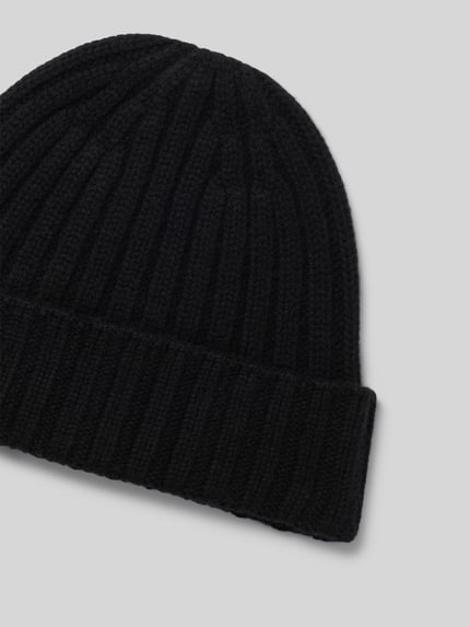 Produktfoto, czapka beanie w kolorze czarnym z szerokim brzegiem, imitacja dzianiny, efekt prążkowania, ścieg warkoczowy, Beanie in Strick-Optik von Christian Berg Men