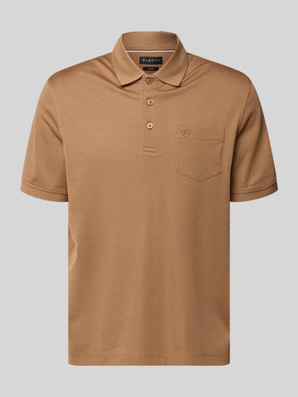 Produktfoto, Regular Fit Poloshirt mit borstzak en labelstitching van bugatti in effen lichtbruine kleur, polokraag, knoopsluiting, ruglengte maat M 70 cm