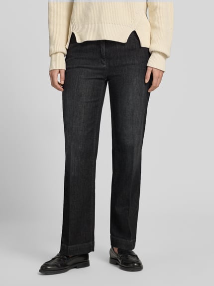 Vrouwenmodel draagt zwarte jeans van mix van katoen en lyocell, Wide Fit Jeans aus Baumwoll-Lyocell-Mix Modell 'Jenny' van TONI, dames wide & loose fit jeans, frontale close-up bovenlichaam.