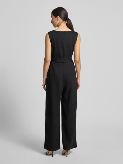 Frauenmodel trägt schwarzen Jumpsuit aus Viskose-Mix mit Bindegürtel von Jake*s Collection, Regular-Fit, Ganzkörperansicht Rückansicht, Rundhalsausschnitt, Stretch-Anteil, Rückenlänge 40 cm, Brustweite 30 cm, Gesamtlänge 150 cm, Innenbeinlänge 80 cm.