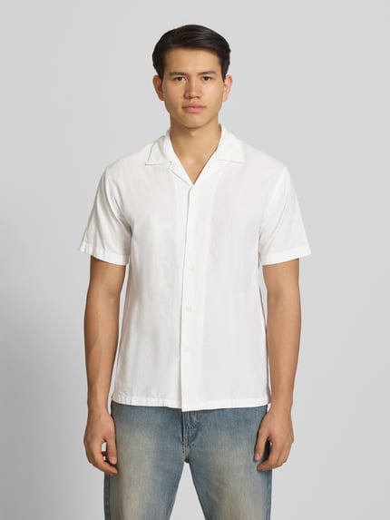 Männermodel trägt Regular Fit Freizeithemd aus Baumwoll-Leinen-Mix von Jack & Jones, Reverskragen, Knopfleiste, Ganzkörperansicht von vorne.