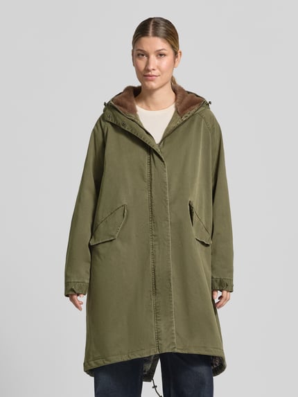 Frauenmodel trägt Parka mit Kapuze und kieszenie z patką Modell 'EMMA' von Blonde No. 8, mieszanka bawełny z dodatkiem streczu, prosty krój, khaki, Ganzkörperansicht von vorne