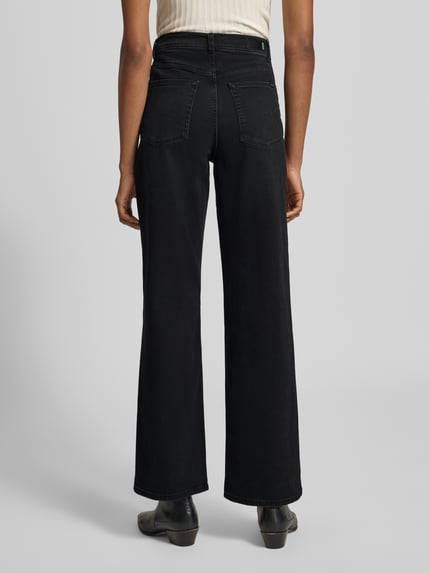 Frauenmodel trägt Relaxed Fit Jeans aus Baumwoll-Mix Modell 'YARA' von Cars Jeans, schwarze Farbe, 5-Pocket-Design, Ganzkörperansicht Rückansicht. Damen Jeans aus Baumwoll-Elasthan-Mix, Knopf- und Reißverschluss, Bundweite bei Größe 27/32: 35 cm, Innenbeinlänge: 81 cm.