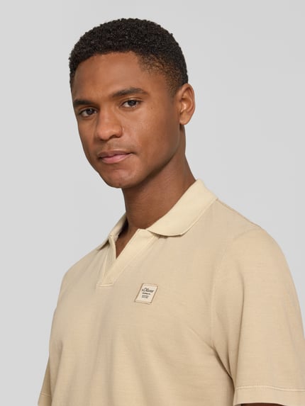 Männermodel draagt Regular Fit poloshirt uit puur katoen van s.Oliver RED LABEL, look: effen, labelpatch, piqué, nahaufnahme bovenlichaam.