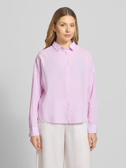 Modelka kobieca nosi Regular Fit Bluse aus Leinen-Baumwoll-Mix Modell 'LUCY' von 0039 Italy, mieszanka lnu i bawełny, kołnierzyk koszulowy, długość tyłu w rozmiarze S: 67 cm, długość rękawów: 46 cm, jasnofioletowy, gładka tekstura, krój regular fit, z przodu na całej długości guziki, bluzka z opuszczonymi ramionami, widoczna struktura tkaniny, widok całej sylwetki z przodu.