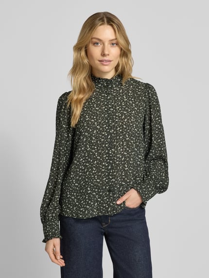 Frauenmodel trägt Relaxed Fit Bluse mit Stehkragen Modell 'Kaylen Oceanna' von MSCH Copenhagen, dunkelgrün gemustert, Knopfleiste, Ganzkörperansicht von vorne.