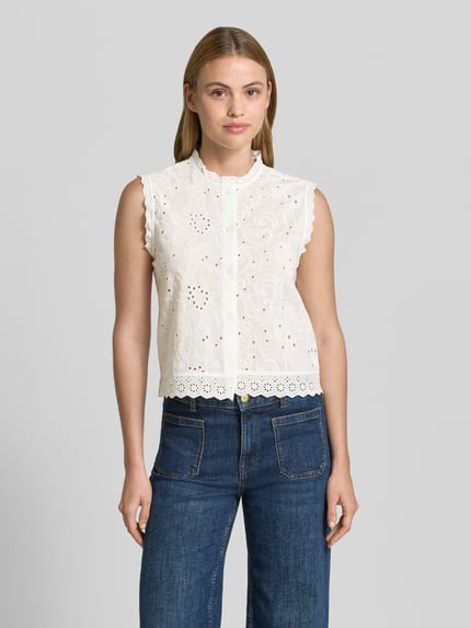 Frauenmodel trägt Relaxed Fit Blusentop aus reiner Bio-Baumwolle Modell 'EMILY' von Vero Moda, Optik: Unifarben, Lochstickerei, Rundhals, Knopfleiste, Ärmelform: ohne Ärmel, Ganzkörperansicht von vorne.
