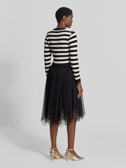Frauenmodel trägt Knielanges Kleid aus Viskose-Mix im 2-in-1-Look von Apricot, schwarz-weiß, A-Linie, Ganzkörperansicht Rückansicht.
