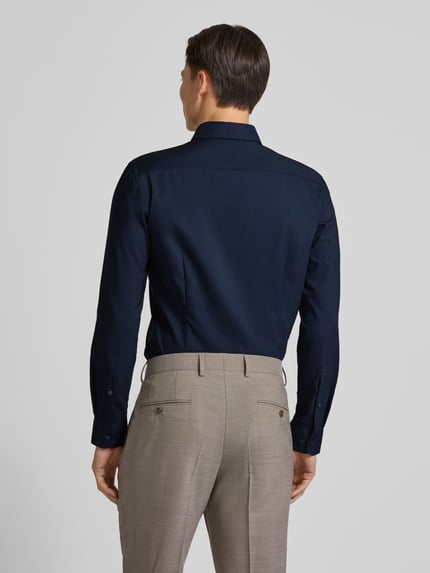 Männermodel draagt Slim Fit Business-Hemd met Kentkraag van Jake*s, donkerblauw, materiaalmix met stretch, met lange mouwen, sportmanchet, doorlopende knoopsluiting, ruglengte 79 cm, schouderbreedte 44 cm, mouwlengte 67 cm, effen design, Ganzkörperansicht Rückansicht.