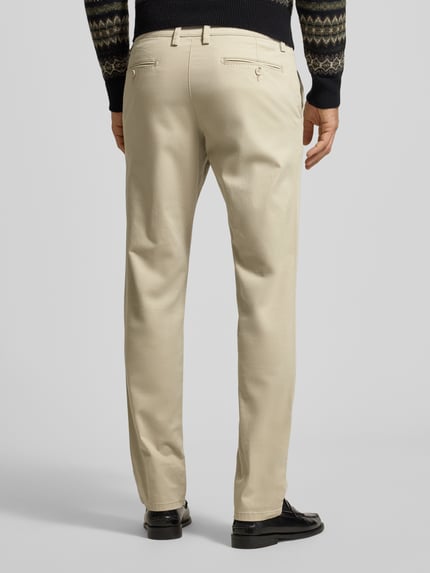 Mannelijk model draagt Stoffhose met Gesäßtaschen van Christian Berg Men in beige, rechte snit, katoenmengsel, achteraanzicht, Ganzkörperansicht Rückansicht.