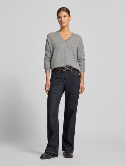 Frauenmodel trägt Pullover aus Wolle mit V-Ausschnitt von JAKE*S WOMAN CASUAL, grau meliert, Feinstrick, gerippte Abschlüsse, Ganzkörperansicht von vorne.