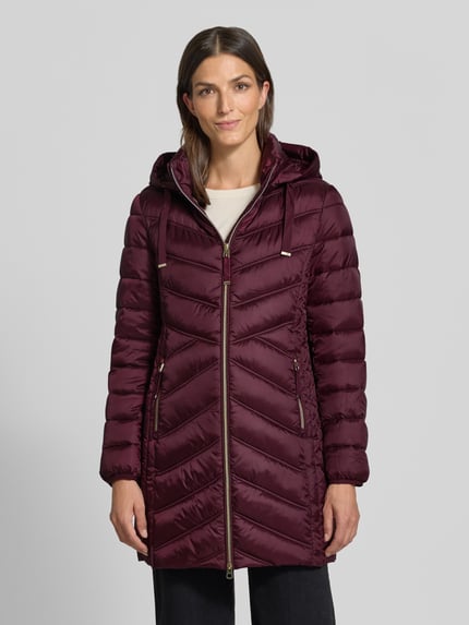 Modelka nosi Steppmantel mit Zweiwege-Reißverschluss von Christian Berg Woman Selection, krój slim fit, bordowy, z kapturem, przód, całopostaciowe ujęcie. Szerokość w rozmiarze 36: 48 cm, długość tyłu: 83 cm, szerokość ramion: 40 cm, długość rękawa: 65 cm.