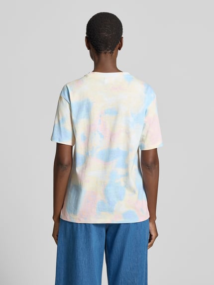 Frauenmodel trägt T-Shirt mit Rundhalsausschnitt von Jake*s Casual in buntem Allover-Look aus reiner Baumwolle, Ganzkörperansicht Rückansicht.