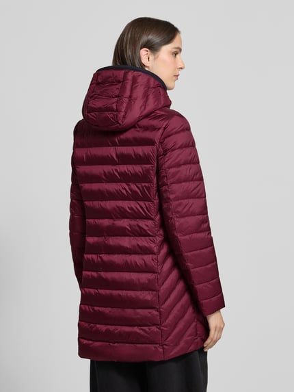 Frauenmodel trägt Steppjacke mit Zweiwege-Reißverschluss von FUCHS SCHMITT in Dunkelrot, gesteppt, Rückenlänge 83 cm, Ganzkörperansicht Rückansicht.