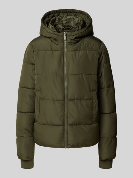 Produktfoto, Steppjacke mit Kapuze von PIECES in einfarbigem Olivgrün, lange Ärmel, elastische Abschlüsse, Reißverschluss, seitliche Eingrifftaschen