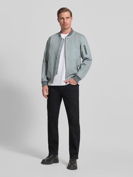 Mannenmodel draagt Jacke mit Stehkragen und Zweiwege-Reißverschluss Modell 'FLAP' van G-LAB in lichtgrijs, regular fit, katoenmengsel, geheelbeeld voorkant.