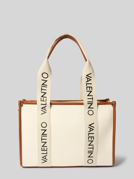 Produktfoto, cremefarbene Tasche mit Label-Details Modell 'CANDLE' von VALENTINO BAGS, braune Akzente, strukturierte Oberfläche, Tragehenkel und langer Schulterriemen, größenverstellbar, rechteckige Form, sichtbarer Reißverschluss, Kontext Damen Handtasche mit Hauptfach, Maße 35x27x14 cm, Riemenlänge 128 cm