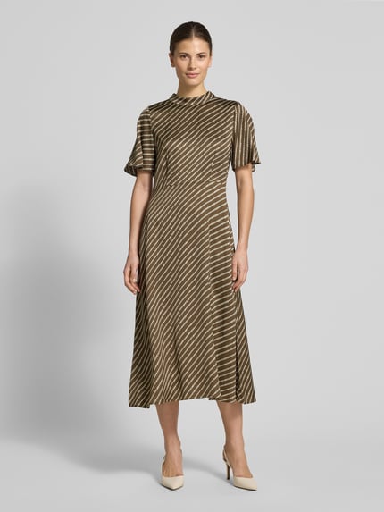 Vrouwenmodel draagt Regular Fit midi-jurk uit zuiver viscose met opstaande kraag van comma, getailleerde pasvorm, jurk met korte mouwen, kleur met diagonale strepen, ruglengte maat 36: 117 cm, borstwijdte maat 36: 36 cm, mouwlengte maat 36: 26 cm, volledig vooraanzicht.