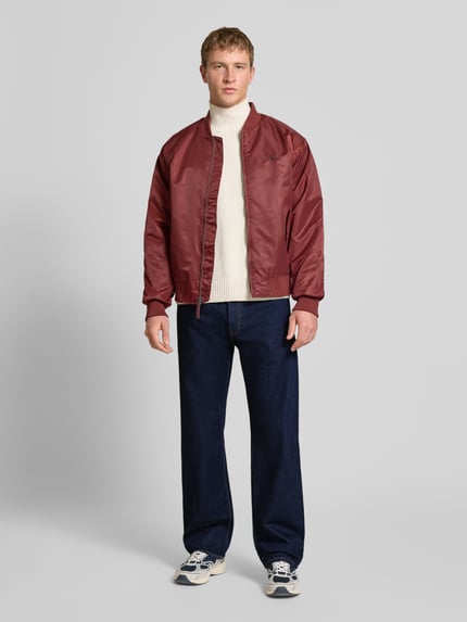 Mannenmodel draagt Jeans met 5-Pocket-Design van Calvin Klein Jeans, rechte snit, donkerblauw, volledig lichaam vooraanzicht