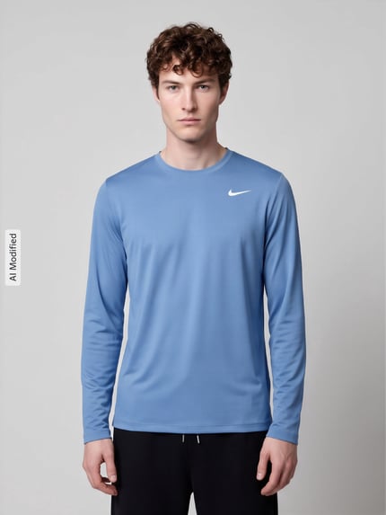 Männermodel trägt Regular Fit Sport-Langarmshirt mit Rundhalsausschnitt von Nike in Hellblau mit glatter Struktur, Ganzkörperansicht von vorne, Herren Sport-Langarmshirt von Nike Training, KI-modifiziertes Bild.