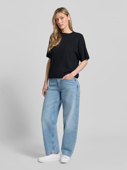 Kobiece model prezentuje Regular-Fit T-Shirt aus Baumwoll-Mix von Marc O'Polo, czarny kolor, damski t-shirt, gładka faktura, pełny widok z przodu.