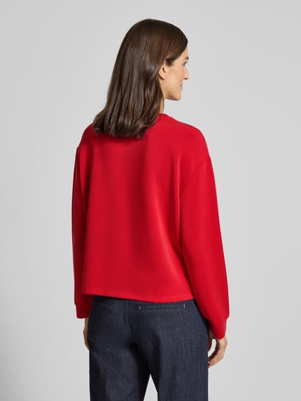Vrouwenmodel draagt Regular Fit sweatshirt uit modalmix van s.Oliver RED LABEL in effen rood, lange mouw, geribde mouwboord, rugaanzicht.