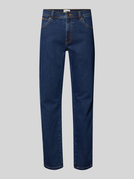 Produktfoto, Straight Fit Jeans im 5-Pocket-Design Modell 'Texas' van Wrangler in donkerblauw katoenmix met stretch, recht model, knoop- en ritssluiting, labeldetail, bandwijdte 42 cm, binnenbeenlengte 81 cm, heren