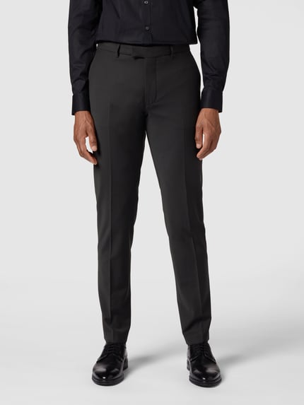 Männermodel trägt Stoffhose mit Bundfalten von Drykorn in Schwarz, Baumwoll-Mix, gerader Schnitt, französische Eingrifftaschen, Ganzkörperansicht von vorne.