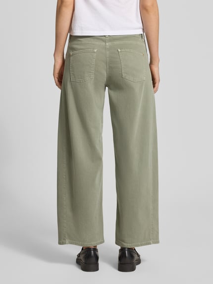 Frauenmodel trägt Wide Leg Jeans im 5-Pocket-Design Modell 'ORIA' von Cambio in hellem Grün, hochwertiger Baumwoll-Mix mit Stretch-Anteil, verkürzte Passform, sichtbare Gesäßtaschen, lockerer Schnitt, Ganzkörperansicht Rückansicht.