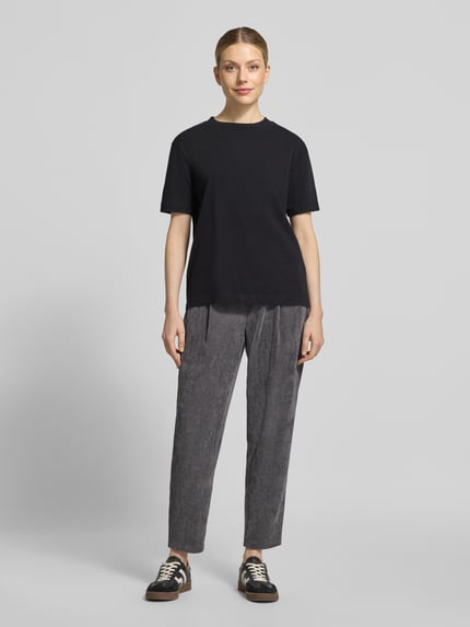 Frauenmodel trägt Regular Fit Barrel Leg Hose mit Cordstruktur von CAMBIO, unifarben, strukturierte Oberfläche, 5-Pocket-Design, Ganzkörperansicht von vorne