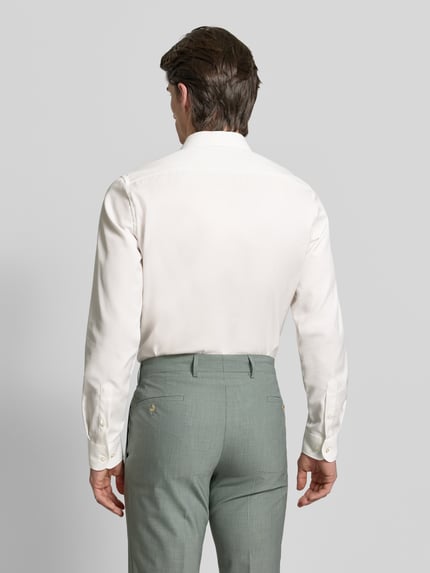 Männermodel trägt Slim Fit Businesshemd aus Twill von Eterna in Weiß, reine Baumwolle, feine Webstruktur, blickdicht, Rückenansicht Ganzkörperansicht.