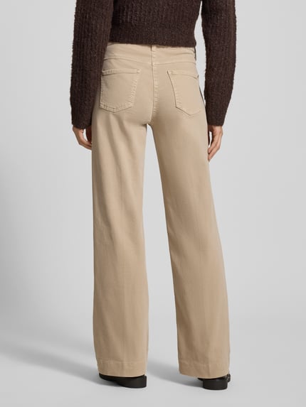 Frauenmodel trägt Loose Fit Jeans im 5-Pocket-Design von MAC in Beige, Baumwoll-Elasthan-Mix, lässige Weite, Ganzkörperansicht Rückansicht.
