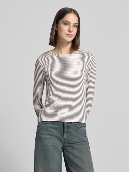 Modelka kobieca nosi Longsleeve aus Viskose-Mix mit Rundhalsausschnitt Modell 'Kamaja' od someday., cienkie paseczki, odcienie szarości i bieli, krój slim fit, długość pleców w rozmiarze 36: 57 cm, widok całej sylwetki z przodu.