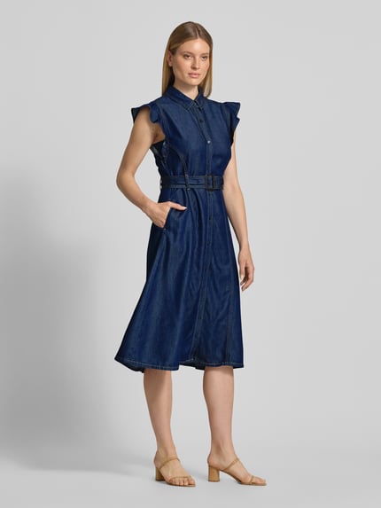 Frauenmodel trägt Fit and Flare Jeanskleid aus Lyocell von Tommy Hilfiger, dunkelblau, knielang, glatte Textur, Ganzkörperansicht von vorne.