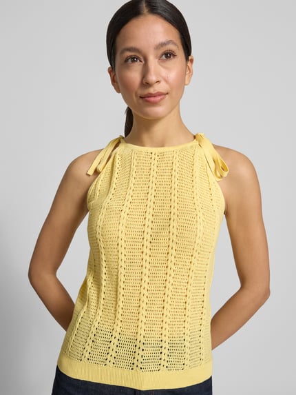 Vrouwenmodel draagt Relaxed Fit Trägertop aus Baumwoll-Mix Modell 'LUX LIGHT' van Vero Moda, effen kleuren, ajourpatroon, ronde hals, model met bandjes, rompzoom geribd, knitwear materiaalverwerking, mix van katoen en modal, Nahaufnahme Oberkörper.