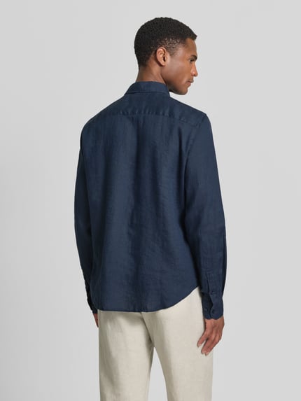 Mannenmodel draagt Causal Fit Leinenhemd mit Kentkragen Modell 'Mike' van JOOP! collectie in donkerblauw linnen, afgeronde zoom, sportmanchetten, knoopsluiting, ruglengte maat M 73 cm, schouderbreedte 40 cm, mouwlengte 66 cm. Ganzkörperansicht Rückansicht.