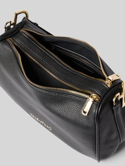 Produktfoto, schwarze Henkeltasche mit Label-Schriftzug Modell 'THAOE RE' von Valentino Bags, goldene Reißverschlüsse, strukturierte Lederoptik