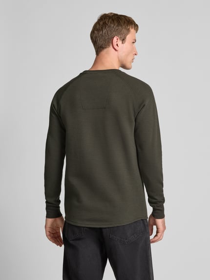 Männermodel trägt Longsleeve mit Strukturmuster und Logo von G-Star Raw in olivgrün, regular fit, katoenmix, rugaanzicht, ganzkörperansicht rückansicht.