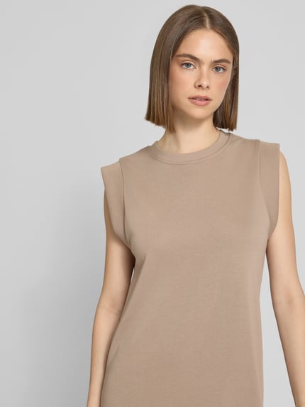 Frauenmodel trägt Regular Fit Sweatkleid aus Baumwoll-Mix Modell 'CHILLI SUMMER' von Pieces, Optik: Unifarben, Maxi-Länge, Rundhals, Ärmelform: Ohne, Seitenschlitze, Materialverarbeitung: Sweat, Nahaufnahme Oberkörper.