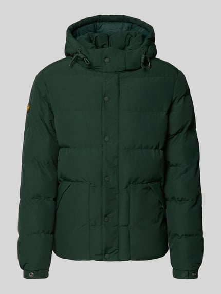 Produktfoto, grüne Steppjacke mit Kapuze, Kordelzug, Druckknöpfen, Label-Patch, Modell 'CLASSIC EVEREST' von Superdry