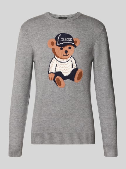Produktfoto, szary sweter z dzianiny z mieszanki wiskozy, motyw misia, okrągły dekolt, Model 'NAVIN' od GUESS, krój slim fit, długość tyłu 68 cm, długość rękawów 68 cm