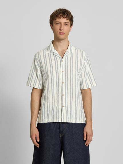 Männermodel trägt Regular Fit Freizeithemd aus Baumwoll-Mix Modell 'PERSHORE' von Pepe Jeans, Optik:Allover-Muster, Gestreift, Ganzkörperansicht von vorne.