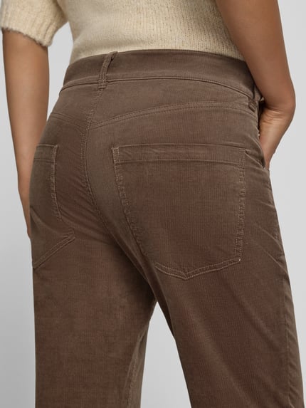 Frauenmodel trägt Boyfriend Fit Cordhose aus Baumwoll-Mix von Marc O'Polo in Braun mit sichtbarer Feinstruktur, Nahaufnahme Rückansicht. Damen Cordhose von Marc O'Polo.