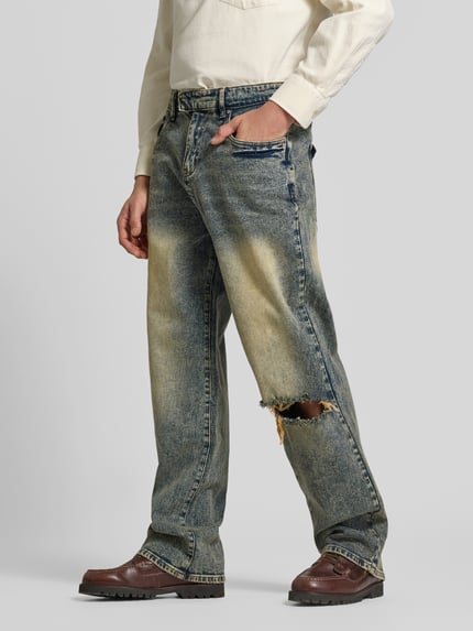 Männermodel trägt Straight Fit Jeans im Destroyed-Look von Don't Waste Culture, Baumwoll-Elasthan-Mix, 5-Pocket-Design, Ganzkörperansicht von vorne.