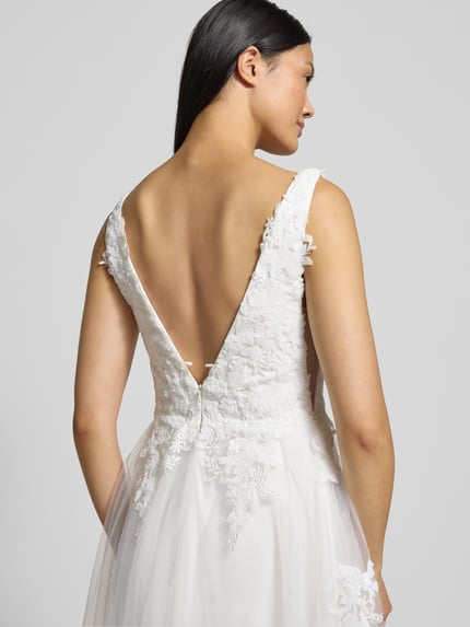 Vrouwenmodel draagt Brautkleid met Herz-Ausschnitt van Mascara, wit, getailleerd, ondoorzichtig onderjurk, sierlijke details, rugrits, volledige rugaanzicht.