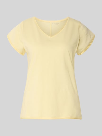Produktfoto, T-Shirt mit V-Ausschnitt von Christian Berg Woman w jasnym żółtym kolorze, czysta bawełna, krój regular fit, dekolt V, obszycie rolowane, długość tyłu w rozmiarze S: 59 cm
