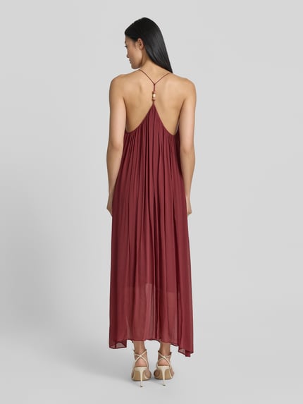 Frauenmodel trägt Neckholder-Cocktailkleid mit Perlen von Jake*s Cocktail in Rot, Lockerer-Schnitt, Midikleid, Ganzkörperansicht Rückansicht.