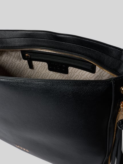 Produktfoto, schwarze Hobo Bag mit Label-Detail Modell 'GIHEN' von Liu Jo White, Hauptfach mit Reißverschluss, Struktur-Leder Optik, Reißverschlusstasche innen, goldene Details, Maße 40 cm Breite, 26 cm Länge, 14 cm Tiefe, Schultergurt in Flecht-Optik, verstellbarer Schultergurt, diverse Reißverschlüsse.